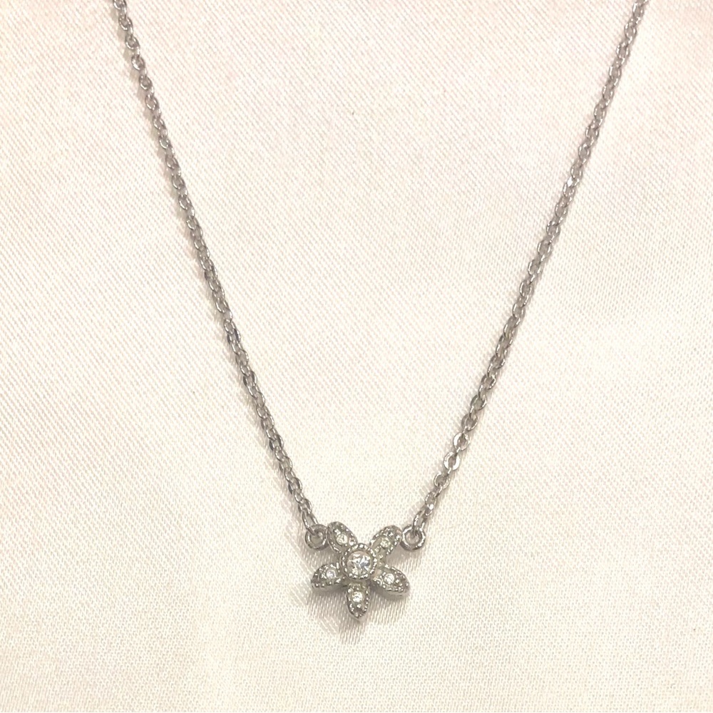 Flower pendant silver necklace